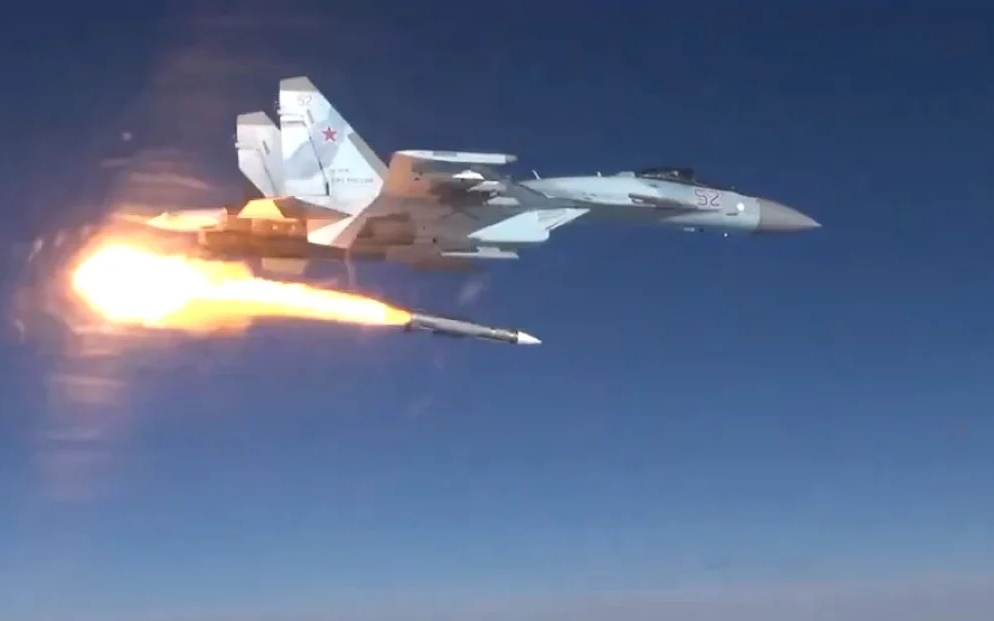 Máy bay Nga Su-35S phóng tên lửa diệt tiêm kích đối phương ở Ukraine